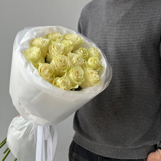 15 эквадорских роз белого цвета