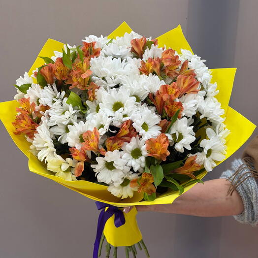 Букет из 15 хризантем и альстромерии🧡
