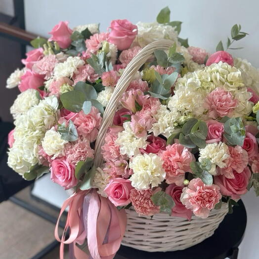 Корзина с розами и диантусами