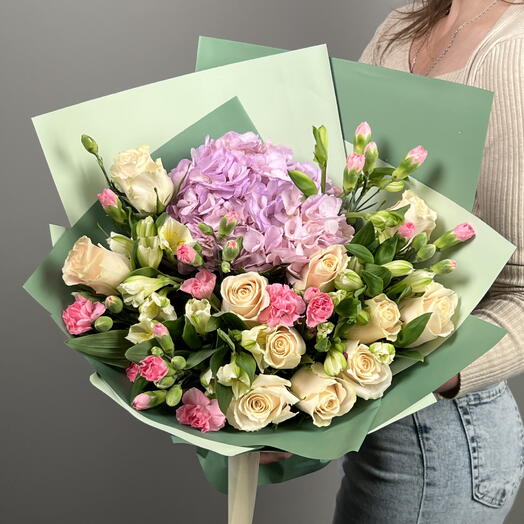 Утончённый букет из нежной розы с диантусами и гортензией (39-0032)