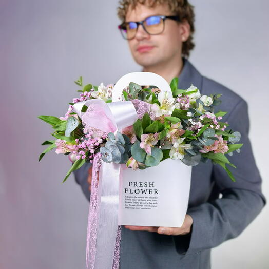 Сумочка белая и розовая альстромерия 5 шт и гипсофила 1 шт