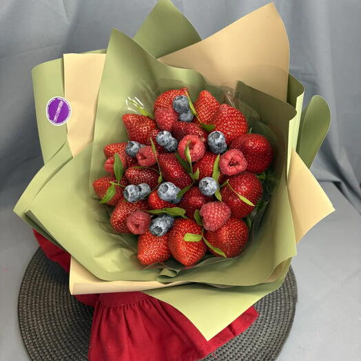 Букет из свежей клубники с голубикой и малиной "Вкус лето"