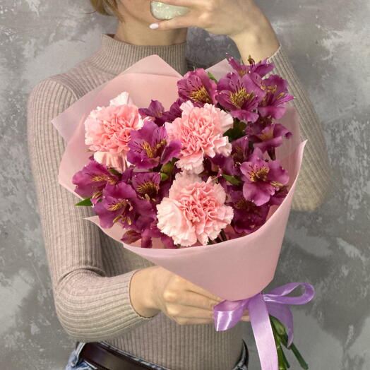 Букет комплимент из фиолетовых альстромерий и розовых диантусов🌸