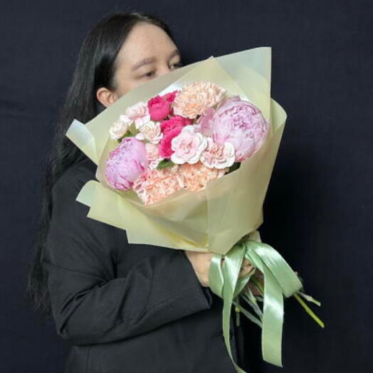 Сборный букет с пионами «Лили»