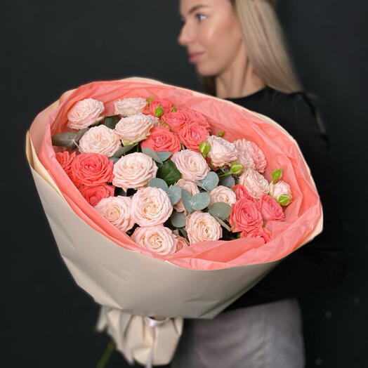 Букет с розовой пионовидной кустовой розой 7шт