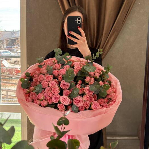 Букет из розовых кустовых роз