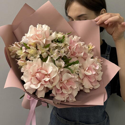 Букет французские розовые розы и альстромерия 💕