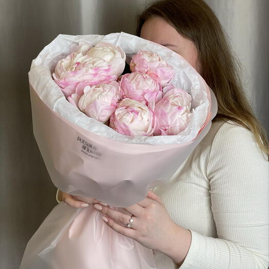 Букет из 7 розовых пионов
