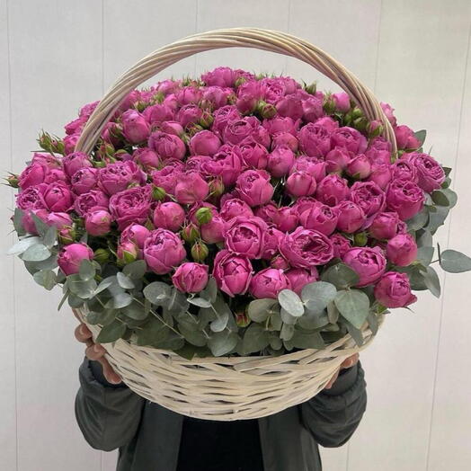 Корзина из кустовой пионовидной розы. 51 шт