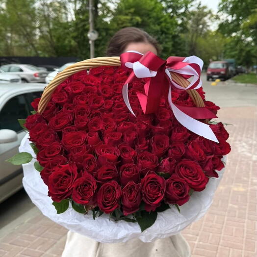 101 роза в корзине