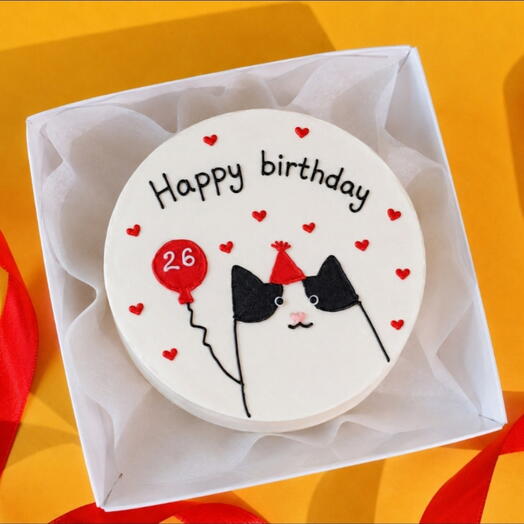 Бенто-торт с чёрно-белым котиком и шариком на день рождения "happy birthday"