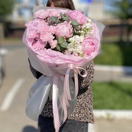 Пионы с ароматной маттиолой и хризантемой