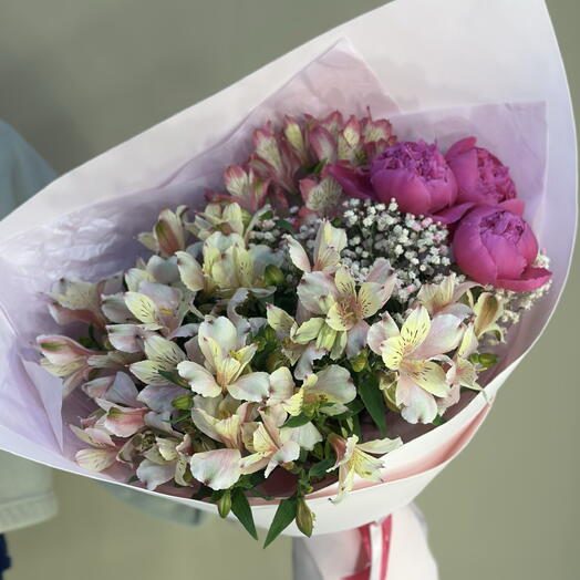 Букет альстромерия с пионами