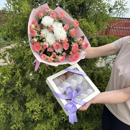 Комбо клубника с цветами