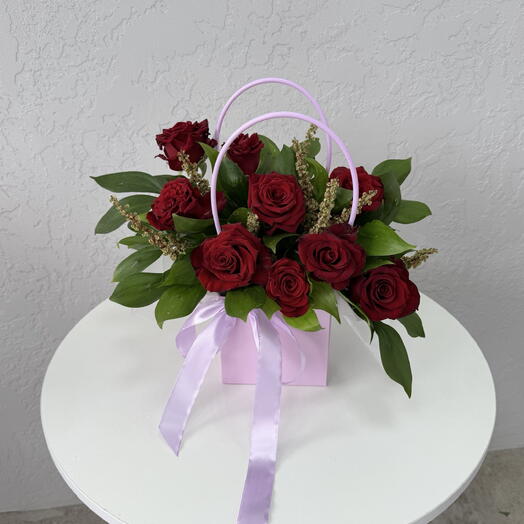Композиция из роз в сумочке