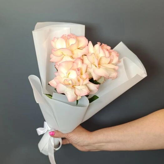 Букет из 3 французских трендовых роз джумилия в белой упаковке 🌸