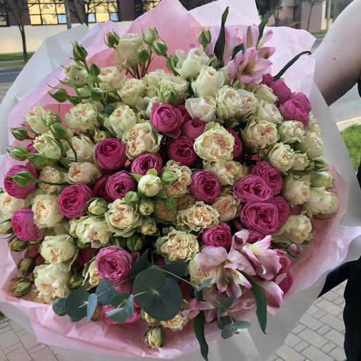 Букет Каприз из 19 кустовых роз, альстромерии и эвкалипта