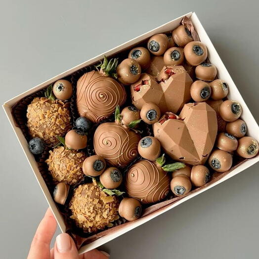 Клубника (6 шт), гранат (2 шт) и голубика S в шоколаде
