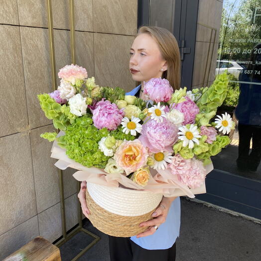 Летняя корзина пионов