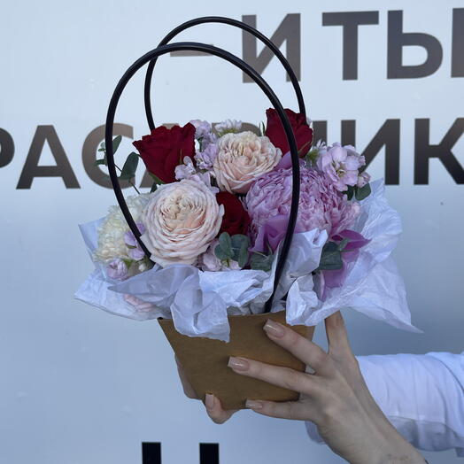 Композиция в сумочке с кустовыми розами