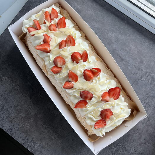 Меренговый рулет с клубникой