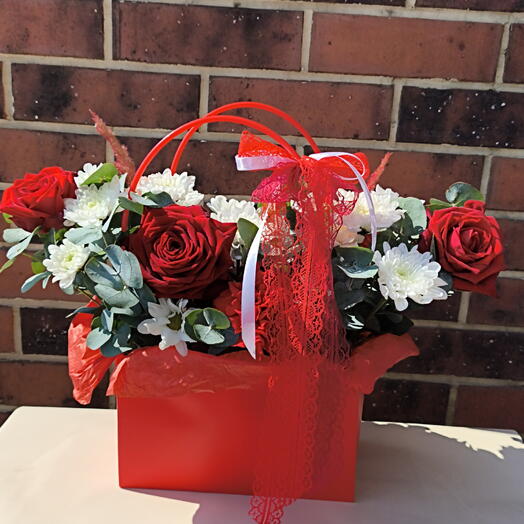 Сумочка с красными розами и диантусами 🌹
