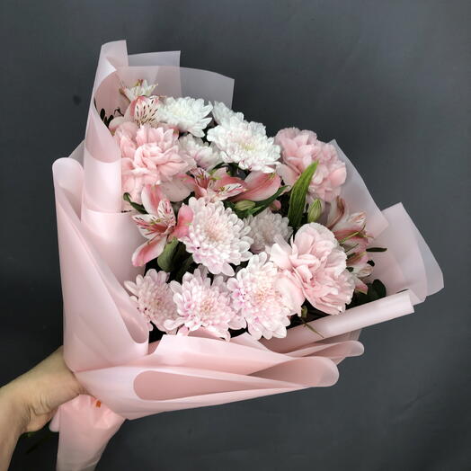 Нежный букет с альстромериями,диантусами и хризантемой🌸