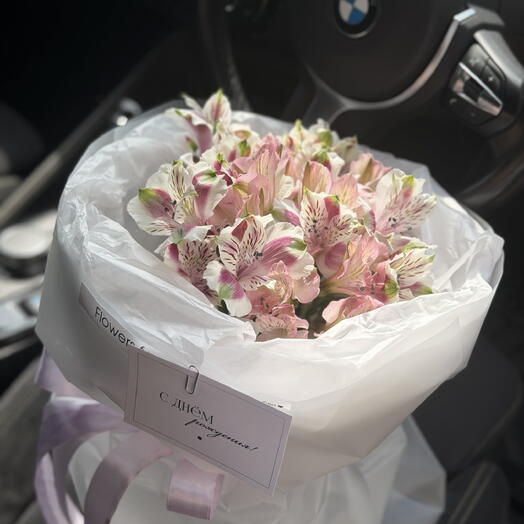 Букет с альстромерией стойкость любовь 💜