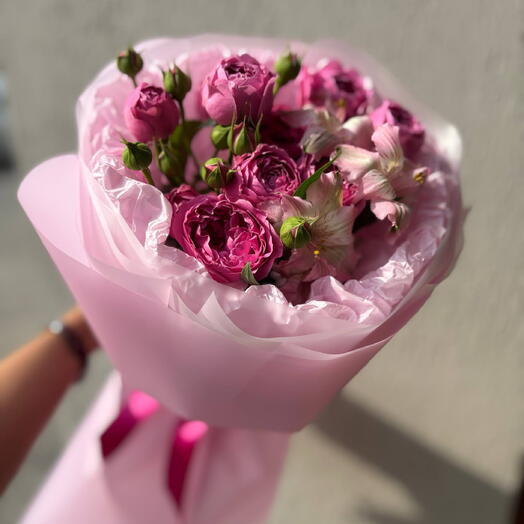 букет комплимент из кустовых роз и альстромерии 💗