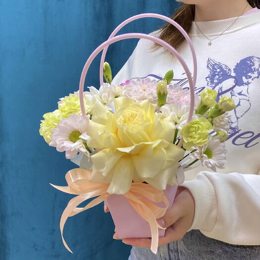 Летняя нежность🌼композиция с пионовидной розой, хризантемой и диантусами