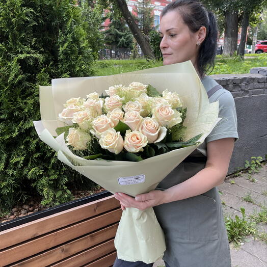 Моно букет из кремовых роз