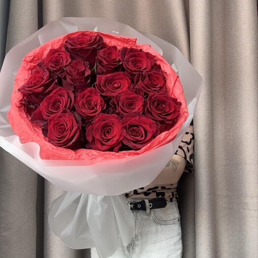 Букет из 15 бордовых роз в стильном оформление