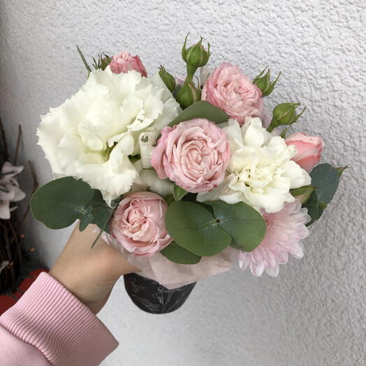 Стильный стаканчик-комплимент Bloom room, кустовая Роза, эустома, хризантема, эвкалипт