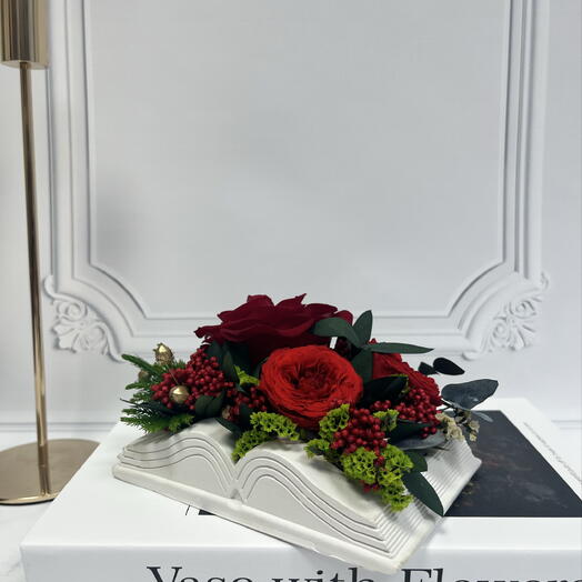 Книга с красными розами