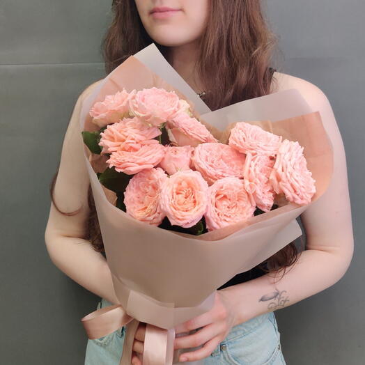 Персиковый букет из ажурных  кустовых  роз