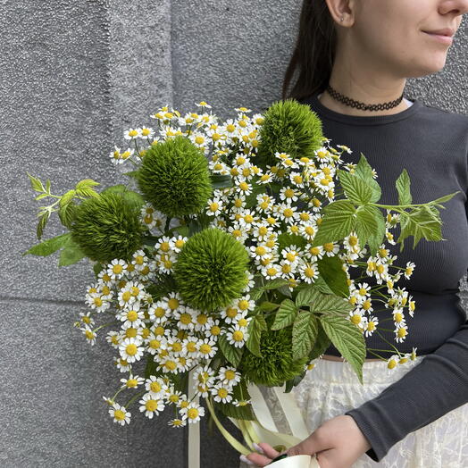 Букет «Ромашковый луг» :гвоздика Киви Меллоу 5 шт, матрикария 7 шт, малина 3 шт