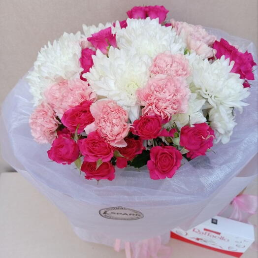"Delicate duo": a signature bouquet and Raffaello