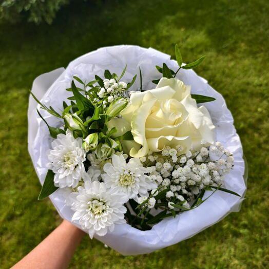 Букет с французской розой,альстромерией и хризантемой