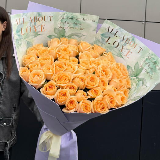 51 роза Peach Avalanche в упаковке Love