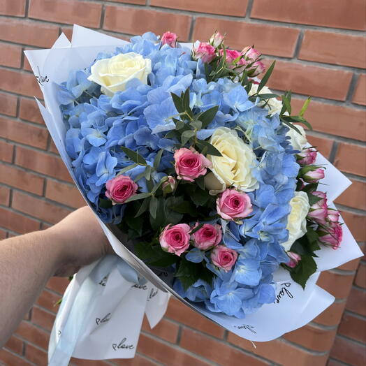 Букет с гортензией и розами