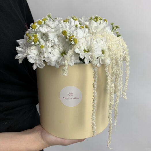 Композиция в шляпной коробке с ромашками