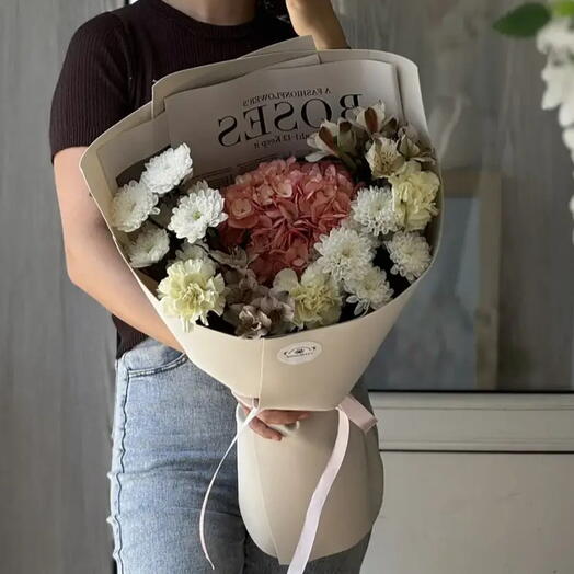 Стойкий сборный букет