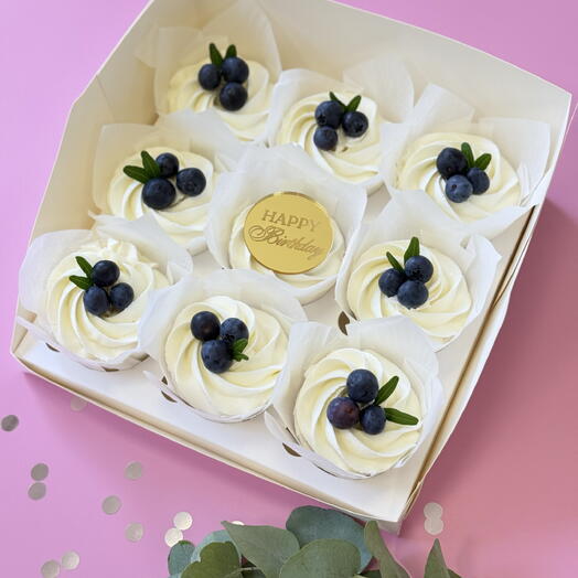 Капкейки со свежей голубой «Happy birthday»