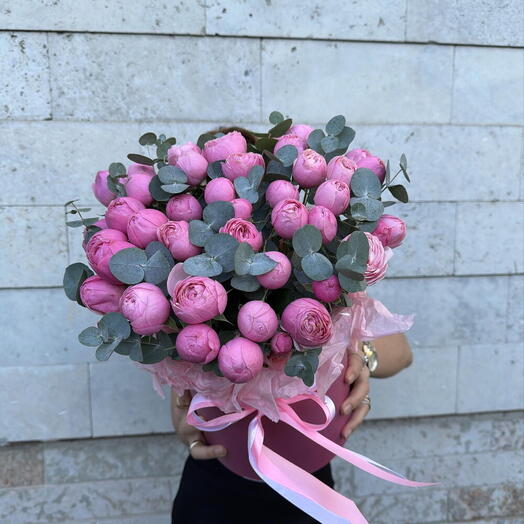 Композиция «Элегантная Сильва 🌸» из пионовидных роз с эвкалиптом в шляпной коробке 🎀