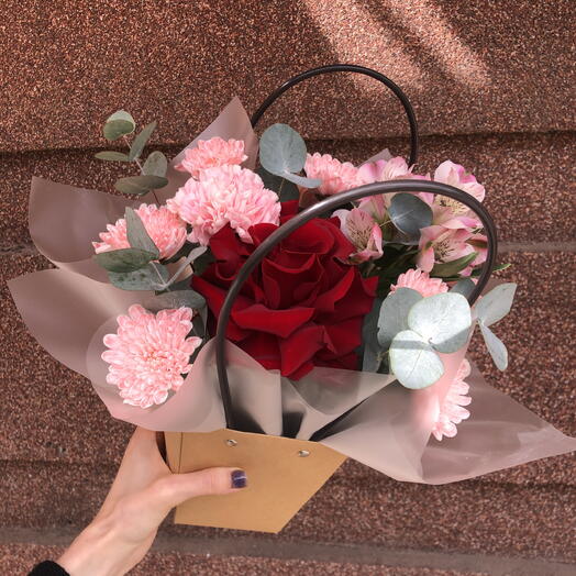 Композиция с цветами «Любовное послание» 💋🫂 | французская Роза, альстромерия