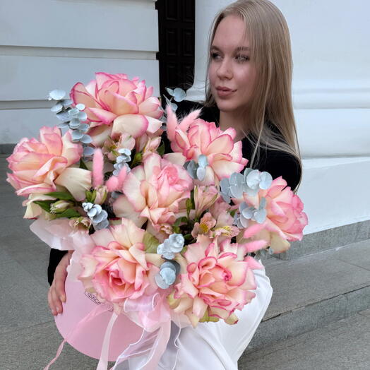 Французские розы и альстромерия в коробке для девушки, жены, мамы, подруги на день рождения, свадьбу, юбилей, свидание