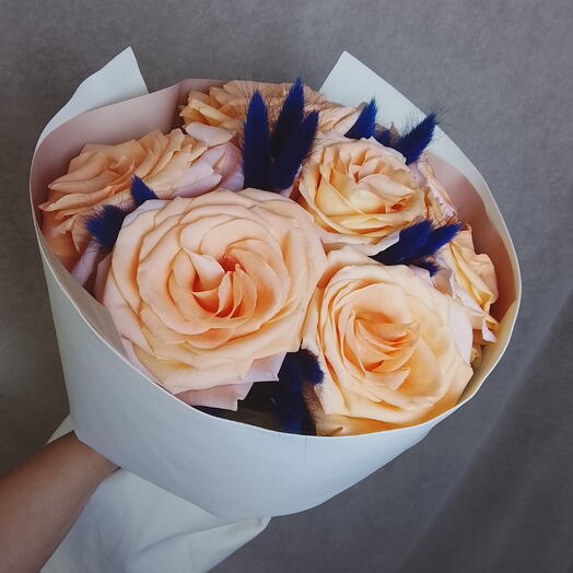 Роза персиковая с лагурусом