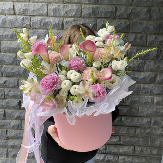 Шляпной композиция с каллами и диантусами🥰