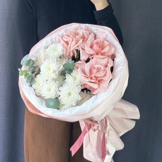 Нежный букет из кустовых хризантем и французских роз «Розовый шёлк» 🌸