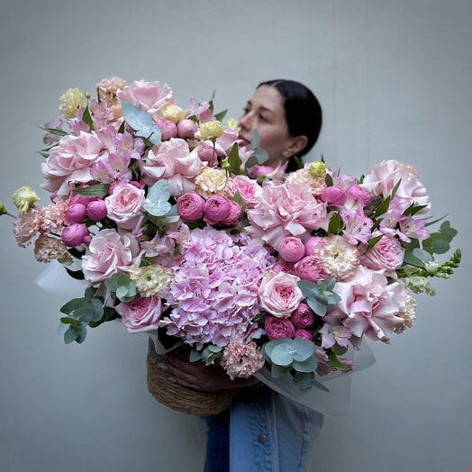 Композиция «Империя» (пиновидные кустовые розы, французские розы, гортензия и лизиантус)